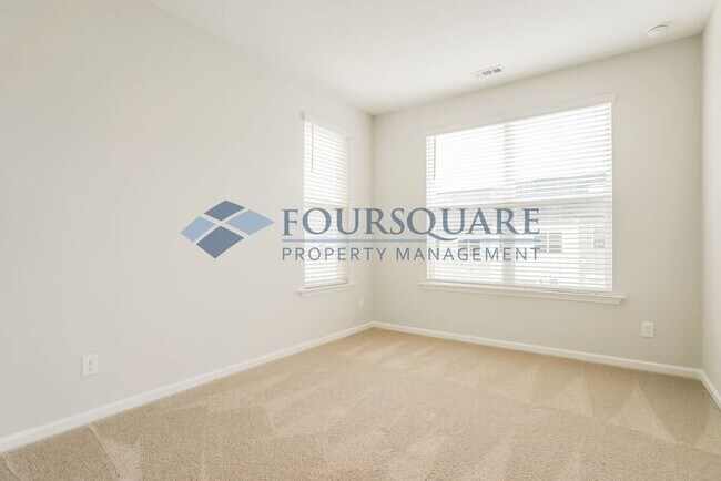 Building Photo - End Unit Townhome | 2nd Floor Loft | Washe...