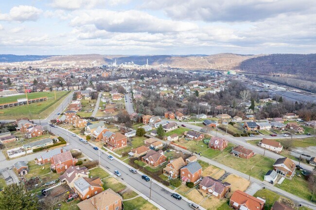 Building Photo - SCORE 50% OFF 1ST MONTH'S RENT IF SIGNED BY APRIL 17! Amazing 2 bedroom home in Clairton availabl...