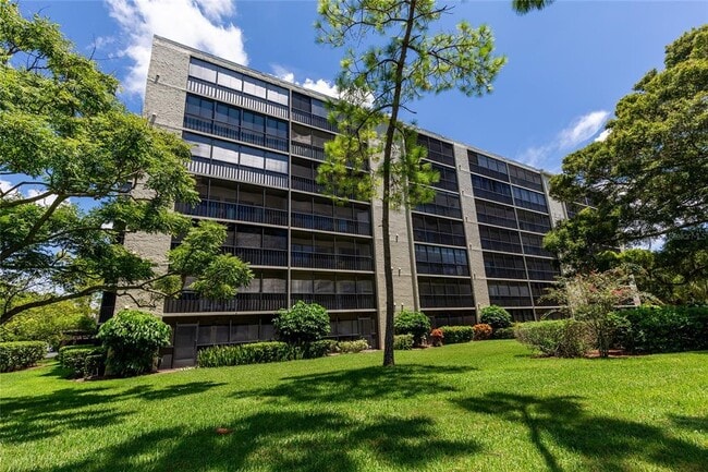 Building Photo - 2700 Cove Cay Dr