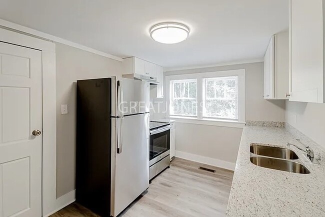 Building Photo - 608 77th Way S