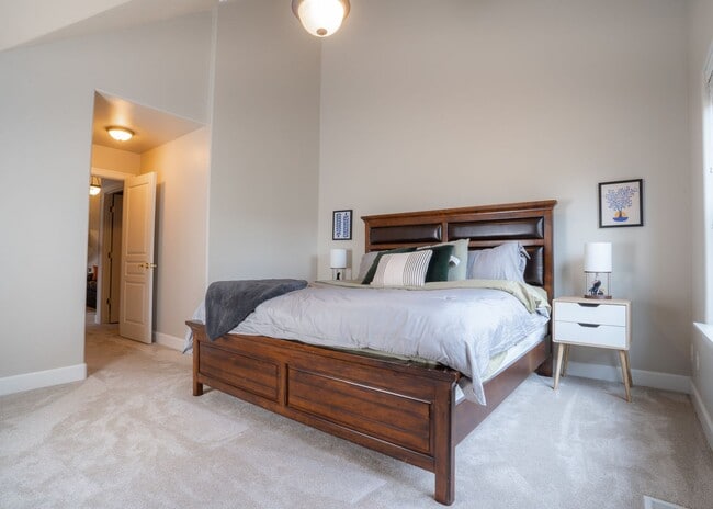 Building Photo - Amazing Updated Braeburn Townhome close to all Bend has to offer!