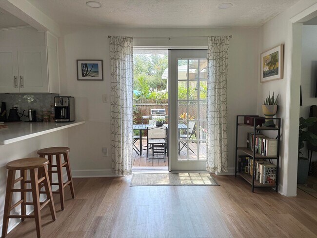 Building Photo - 2 Bedroom 2 Bath Annual Furnished Cottage ...