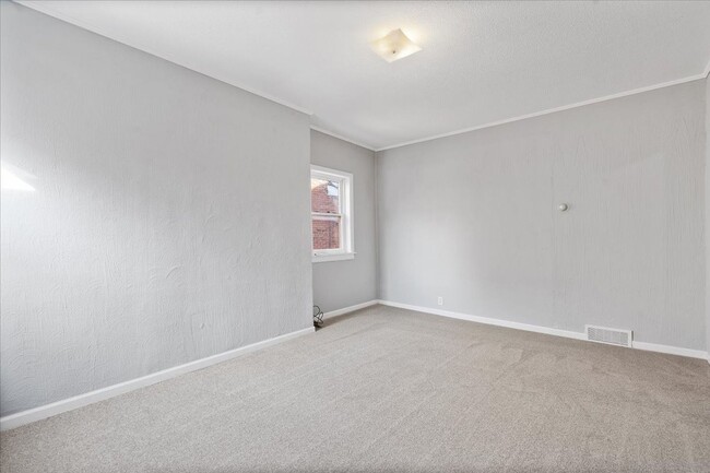 Building Photo - 176 42nd St