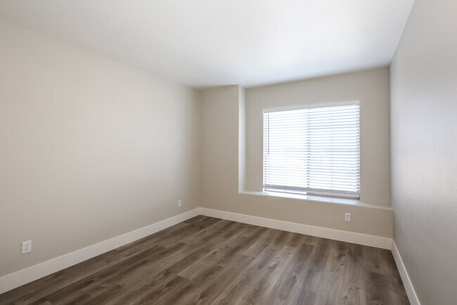 Building Photo - 4729 Cliff Breeze Dr