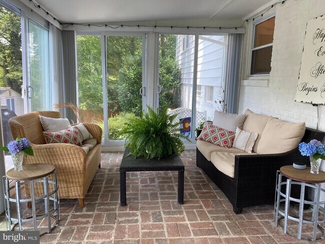 Building Photo - Show stopper