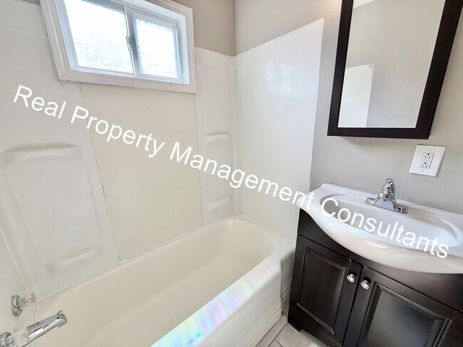 Building Photo - 2 Bed 1 bath lower- level apartment in North Kansas City!
