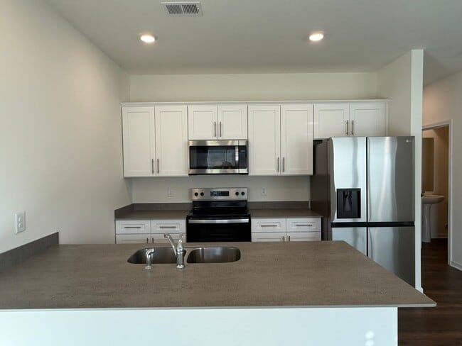 Building Photo - 3 Bedroom Condo Central Jonesborough