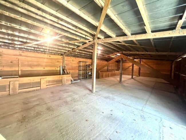 Building Photo - Freshly paint! No Carpet! Barn/Garage! Fir...