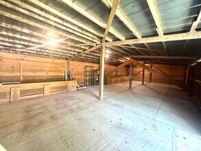 Building Photo - Freshly paint! No Carpet! Barn/Garage! Fir...