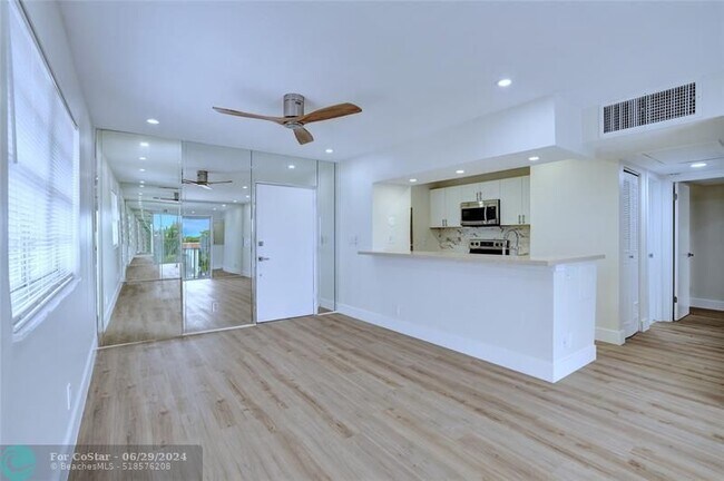 Building Photo - 1407 NE 56th St