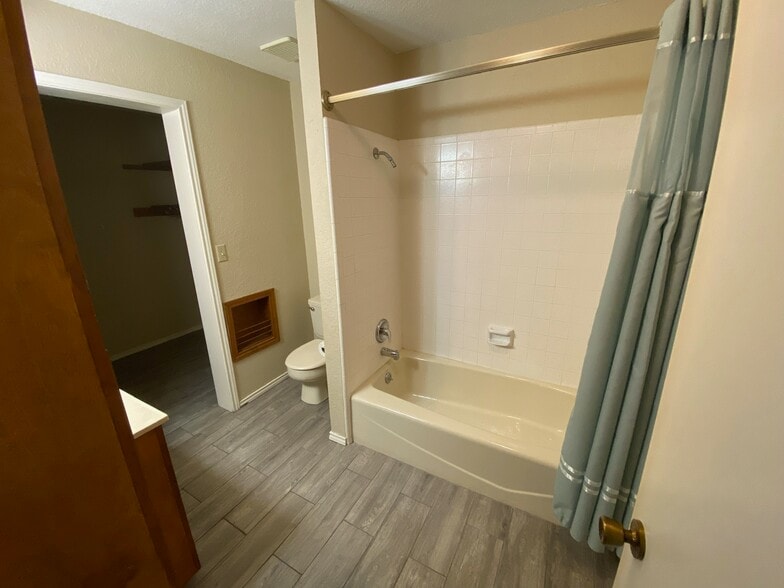 Master bath - 2022 Mourning Dove Cir