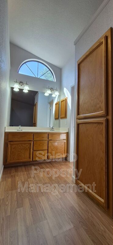 Building Photo - 642 Silvertop Way