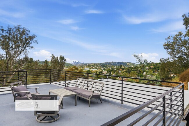 Building Photo - Luxury Modern Living with Stunning LA Skyline Views