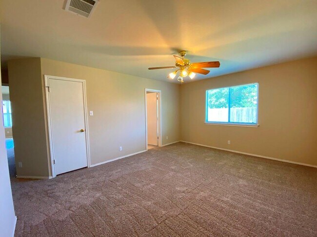 Building Photo - 218 Jennifer Ln