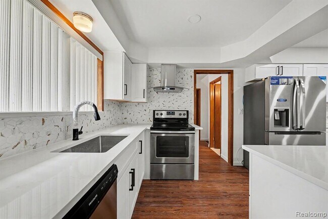Building Photo - 35656 Saxony Dr