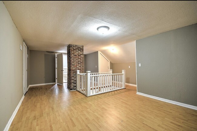 Building Photo - 401 Hillcrest Dr