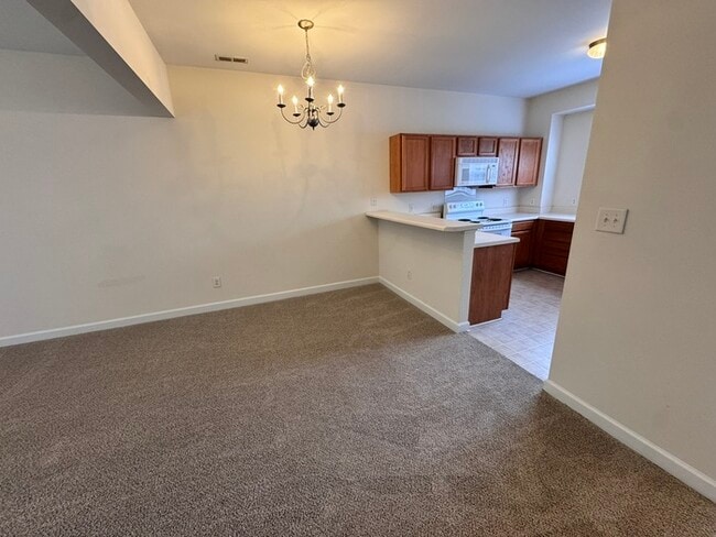 Building Photo - HUGE 3 Bed 3.5 Bath 3 Story Town Home, AVA...