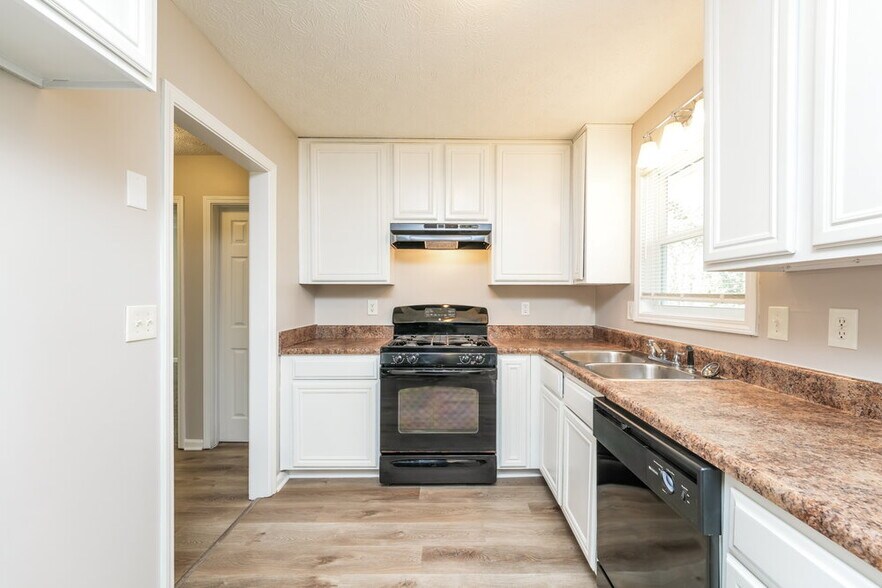 Building Photo - 2704 Laurel View Dr