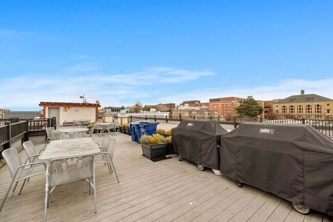 Building Photo - Top-Floor Studio with Stunning Views in Capitol Hill
