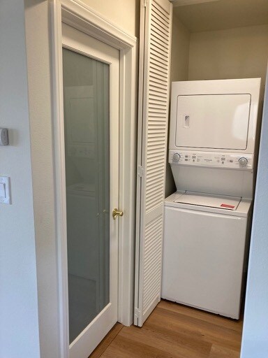 Hall Bathroom & Washer dryer - 507 N Helberta Ave