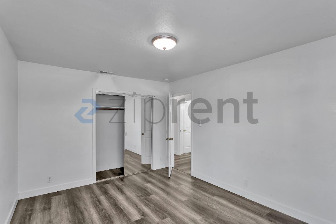 Building Photo - Unit