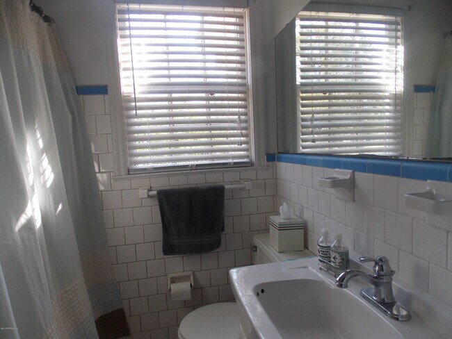 Building Photo - 1694 Geraldine Dr