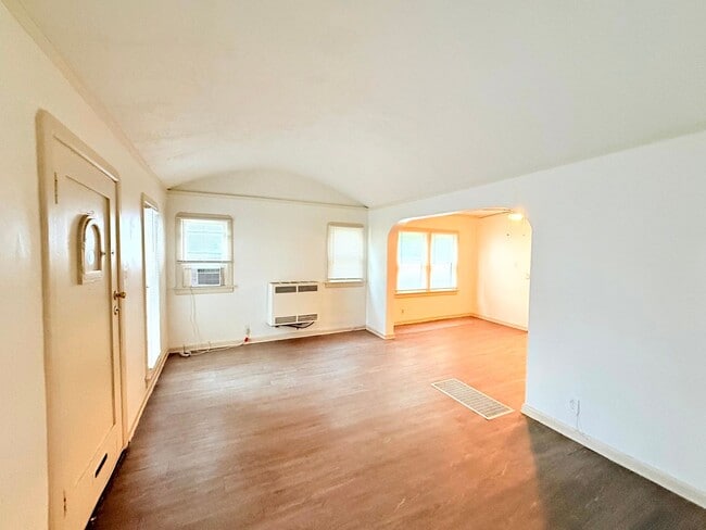 Building Photo - 614-614 N Poinsettia Pl