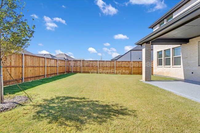 Building Photo - 820 Sunflower Trl