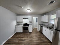 Building Photo - 723 W Creek Cir