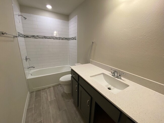 Building Photo - Freshly Updated 5-Bedroom, 4-Bath Home in Grand Oaks – Nearly New Condition