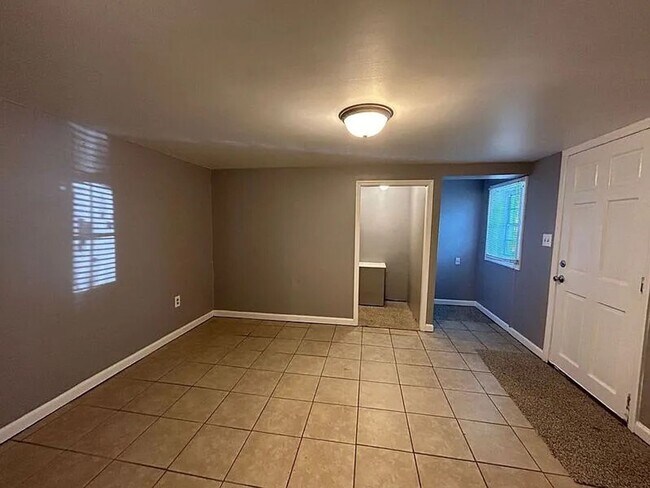 Building Photo - Beautiful 3 bedroom 2 bath home with views!