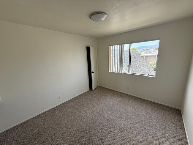 Building Photo - Spacious 3 Bed / 2.5 Bath Townhome in Prime San Gabriel Location