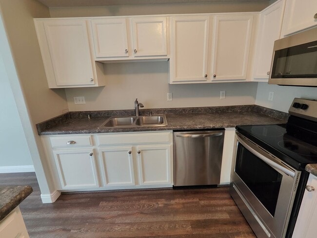 Building Photo - Spectacular 3-Bedroom Draper Townhouse with Garage