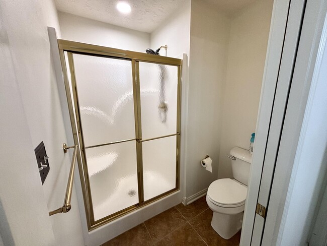 Building Photo - 433 Deer Lake Pl