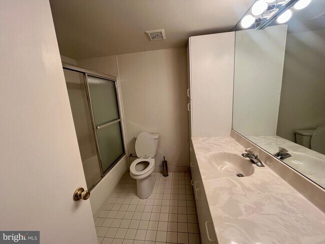 Building Photo - 1637 Oakwood Dr
