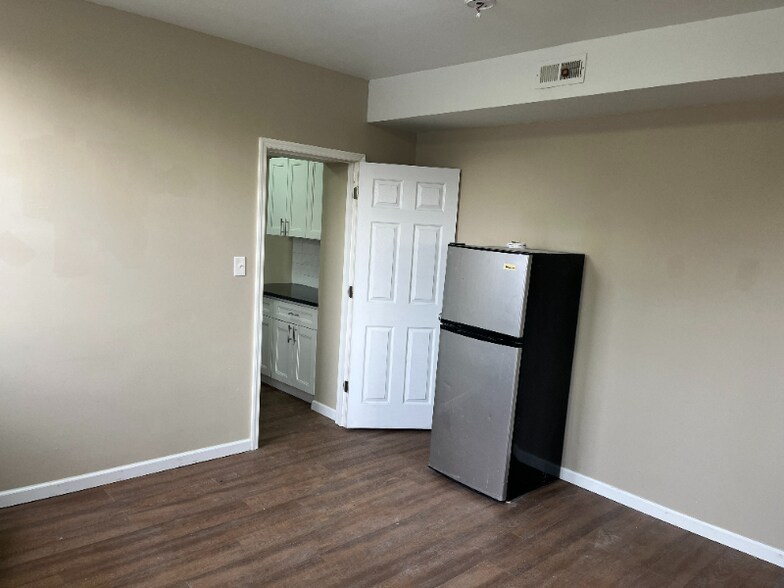 Building Photo - 2255 N Park Ave