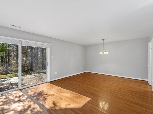 Building Photo - Stylish & Spacious Townhome in Prime Location!