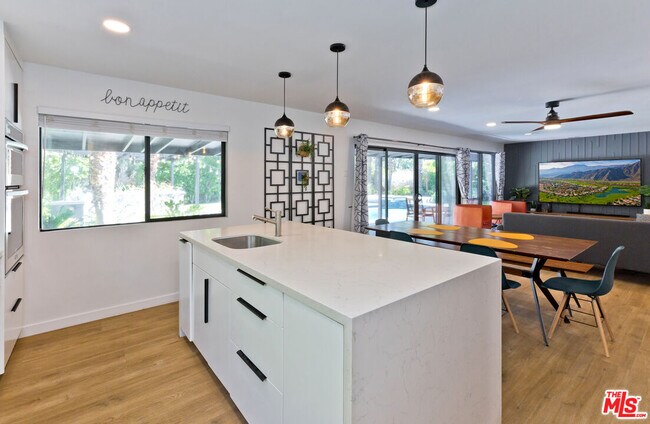 Building Photo - 2660 N Farrell Dr