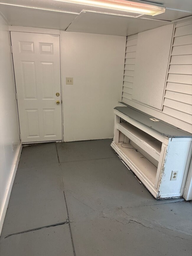 Building Photo - Spacious 4 Bedroom, 1.5 Bath House With Yard-York City SD