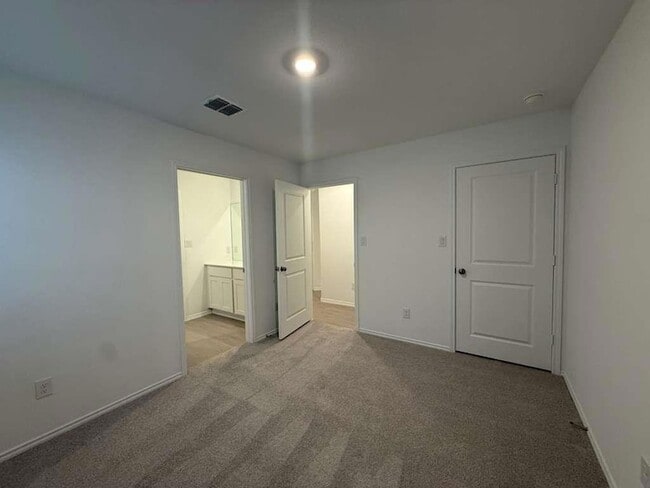 Building Photo - 569 Sormonne Lp