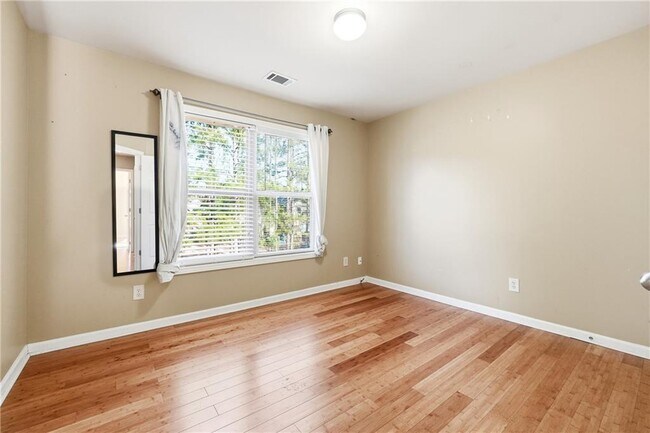 Building Photo - 6199 Thorncrest Dr