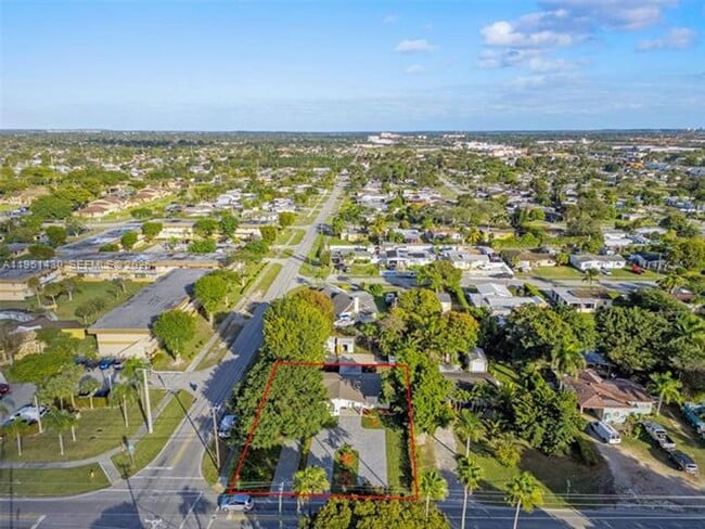 Building Photo - 1075 NE 12th Ave