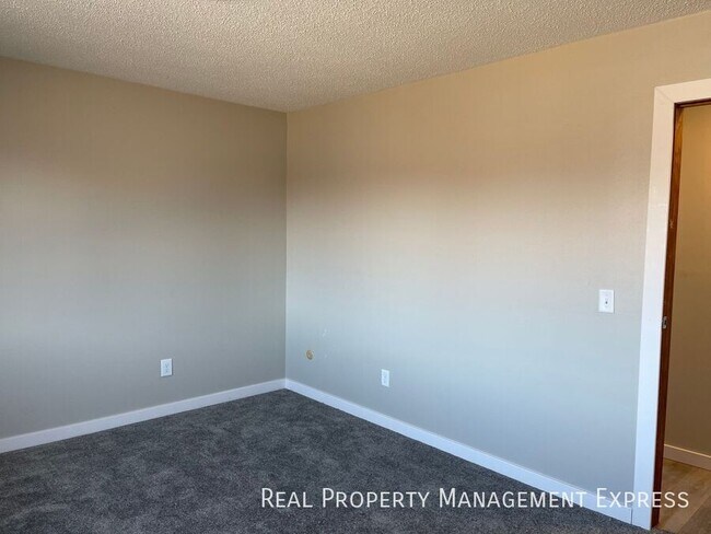 Building Photo - 2 Bedroom Apartment on the West Side