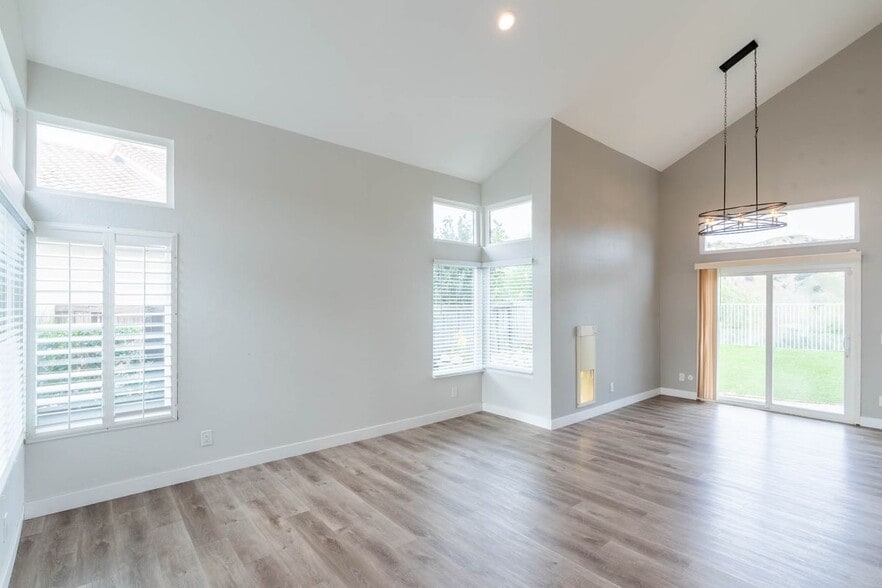 Building Photo - 4744 Golden Ridge Dr