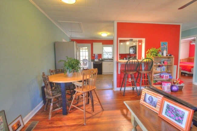 Building Photo - Charming Two Bedroom Home – Walk to Downtown Carrboro + Chapel Hill!