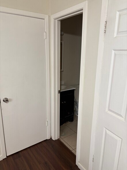 Building Photo - 1642 Post Rd