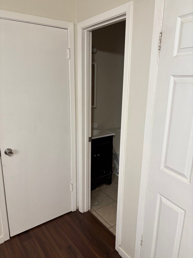 Building Photo - 1642 Post Rd