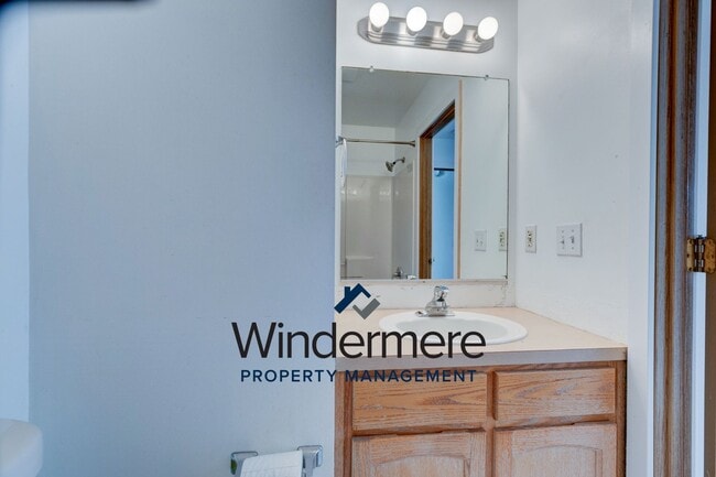 Building Photo - Charming Home in the Heart of Oak Harbor –...
