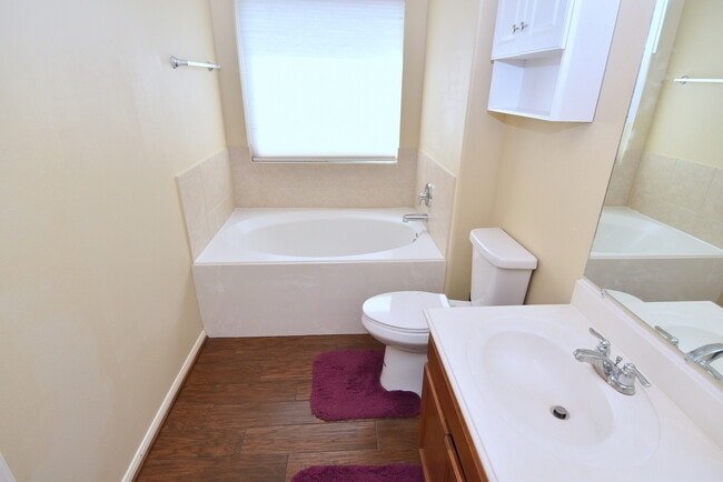 Building Photo - BEAUTIFUL 3 BEDROOM 2 BATH WITH WOOD TILE ...