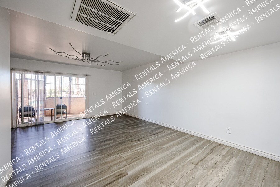 Building Photo - 1601 W Sunnyside Dr